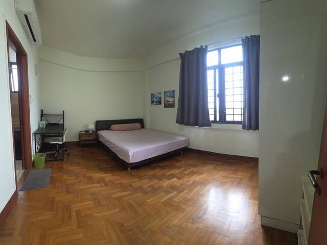 A Master Room at Parc Oasis Condo at Jurong East Ave 1, opp Chinese Garden MRT - NO Owner Stay