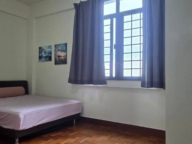 A Master Room at Parc Oasis Condo at Jurong East Ave 1, opp Chinese Garden MRT - NO Owner Stay