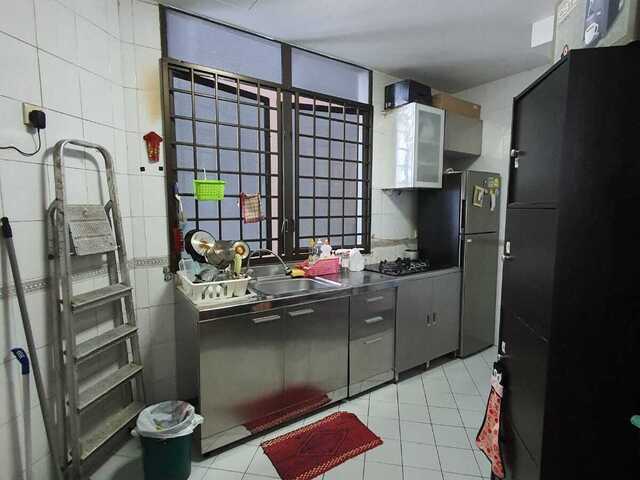 A Master Room at Parc Oasis Condo at Jurong East Ave 1, opp Chinese Garden MRT - NO Owner Stay