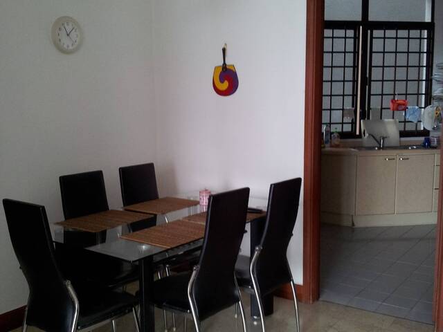 A Master Room at Parc Oasis Condo at Jurong East Ave 1, opp Chinese Garden MRT - NO Owner Stay