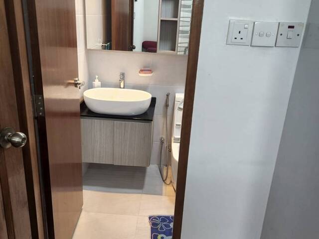 Junior Master room w attached bathroom, short term till Nov ok, Nr Mrt & Vivo