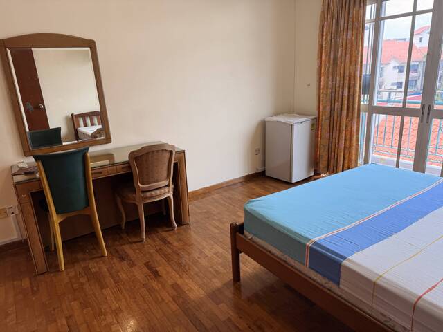 Spacious aircon master room with balcony for rent