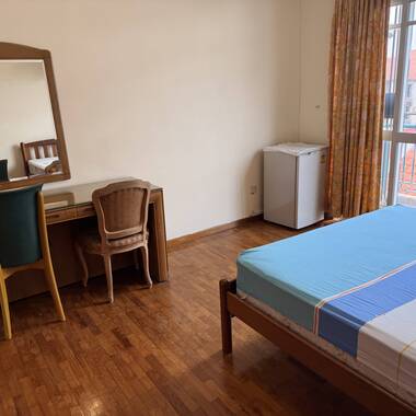 Spacious aircon master room with balcony for rent