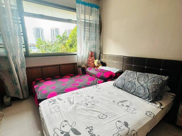 City Budget Rental near MRT , Shae Common Room with AC for Working Female