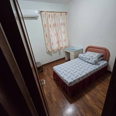 8mins walk to Lakeside MRT, Spacious Common room, only share bathroom with 1 female student