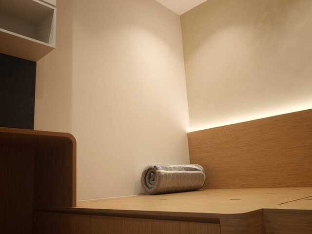 Re : Designer room for rent