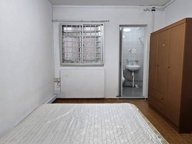 SUPER CHEAP! (2+1)3 Room– Blk830 Woodlands street 83 – Near MRT! Renovated / Full Furnish with AC!