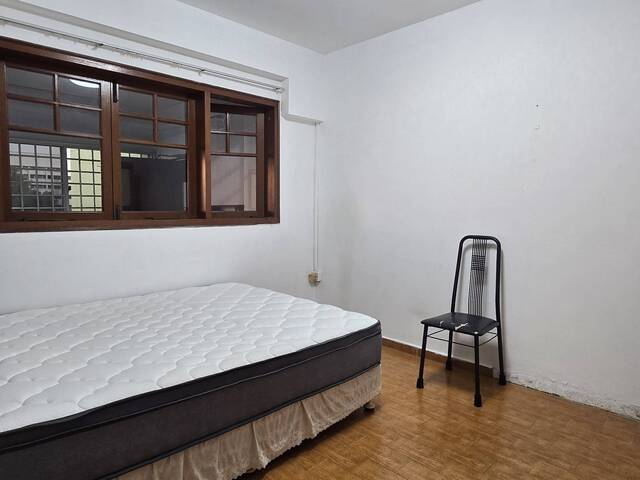 SUPER CHEAP! (2+1)3 Room– Blk830 Woodlands street 83 – Near MRT! Renovated / Full Furnish with AC!