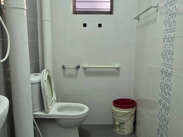 SUPER CHEAP! (2+1)3 Room– Blk830 Woodlands street 83 – Near MRT! Renovated / Full Furnish with AC!