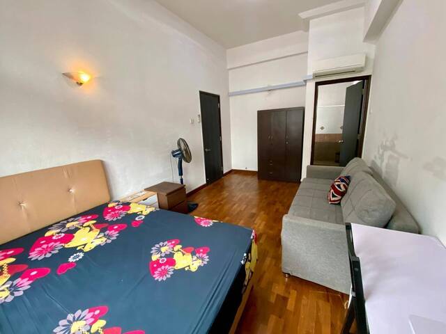 Room for rent / SOMERSET / Master room / 1, 2 pax stay / Available Aug 11
