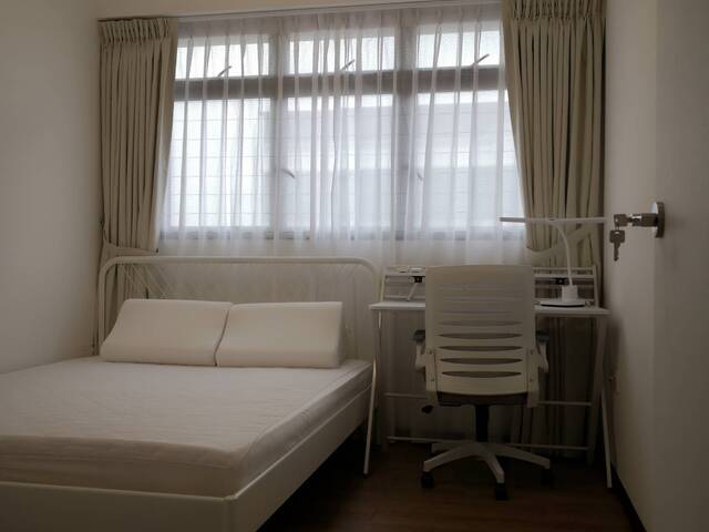 White and Simply Bedroom With Air-Con/Fan And Wifi, 2 mins walk from Canberra Plaza