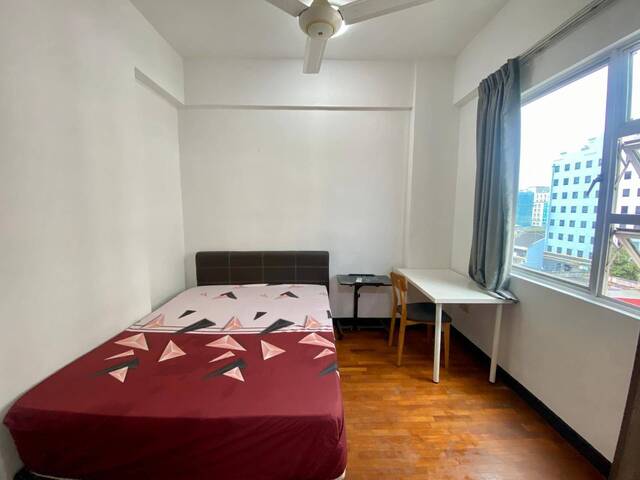Room for rent / Kallang MRT / Stadium MRT / Mountbatten MRT / Master room / 1pax stay / Available 2