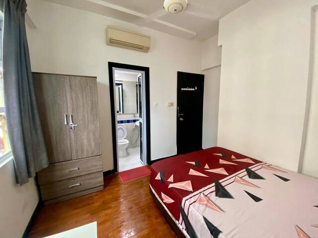 Room for rent / Kallang MRT / Stadium MRT / Mountbatten MRT / Master room / 1pax stay / Available 2