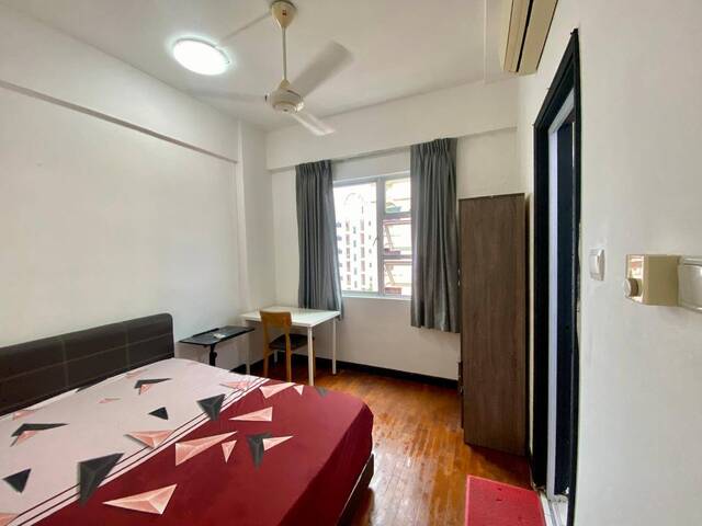Room for rent / Kallang MRT / Stadium MRT / Mountbatten MRT / Master room / 1pax stay / Available 2