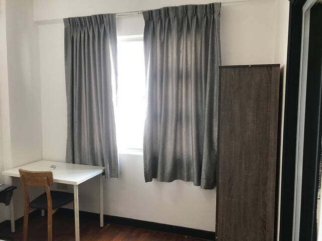 Room for rent / Kallang MRT / Stadium MRT / Mountbatten MRT / Master room / 1pax stay / Available 2