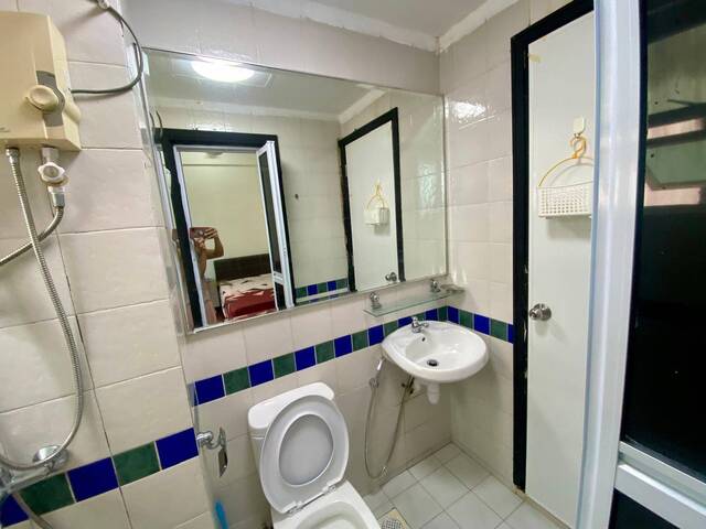 Room for rent / Kallang MRT / Stadium MRT / Mountbatten MRT / Master room / 1pax stay / Available 2