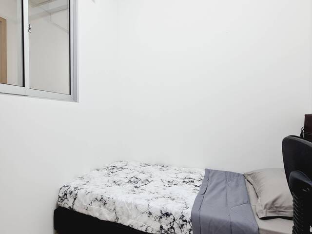ECON3 – Economy Room for Rent
