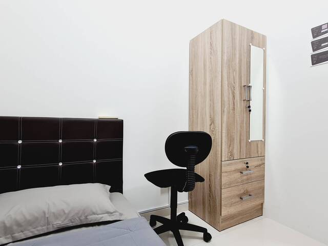 ECON3 – Economy Room for Rent