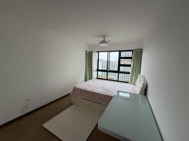5-Room HDB for Master Room Rent : 402B Fernvale Lane