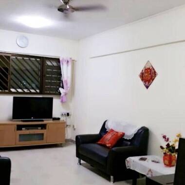 Good size Common room, 1 or 2 pax, Near Chinese Garden Mrt and Garden, Near Shops, Food etc..