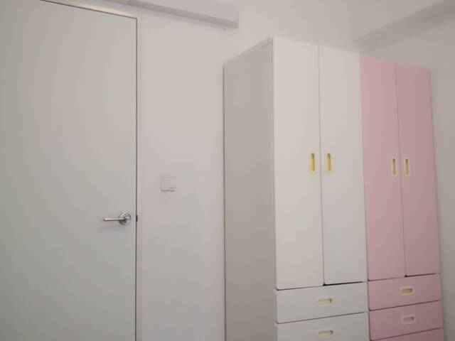 White and Simply Bedroom With Air-Con/Fan And Wifi, 2 mins walk from Canberra Plaza