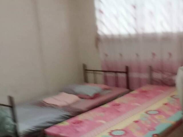 Good size Common room, 1 or 2 pax, Near Chinese Garden Mrt and Garden, Near Shops, Food etc..