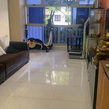 Newer flat, 3mins walk to Queenstown MRT, common room at blk52 Strathmore Avenue