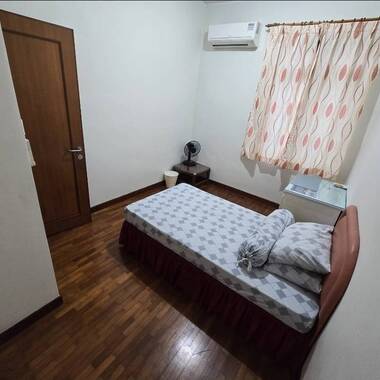 8mins walk to Lakeside MRT, Spacious Common room, only share bathroom with 1 female student