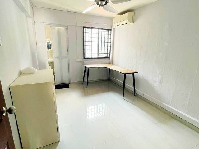 Master Room for rent at Blk 421 Jurong West Street 42, (NO AGENT FEE)