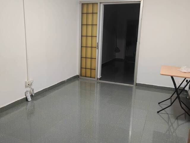 Woodland studio 1 room + 1 kitchen for rent.