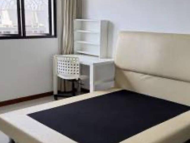 Master room at 261 Toa Payoh east for rent! Aircon wifi!