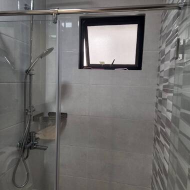8mins walk to Lakeside MRT, Spacious Common room, only share bathroom with 1 female student