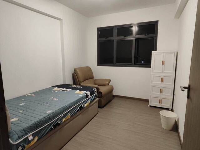 Two common rooms at 319a Tengah park Avenue for rent! Aircon wifi!
