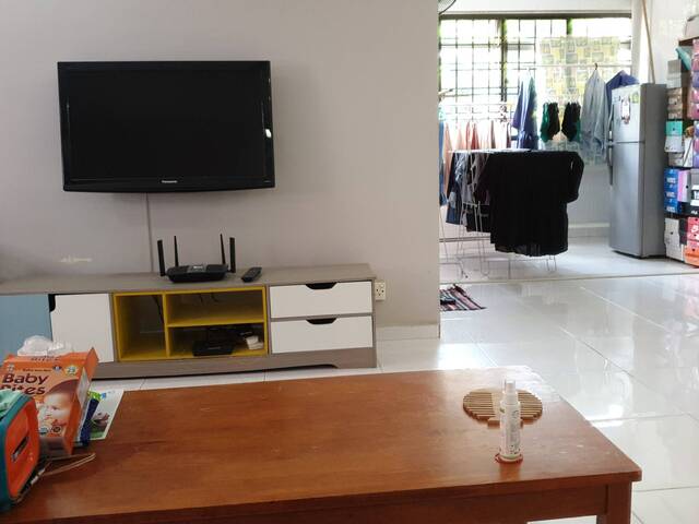 Central Tiong Bahru Road/ Redhill MRT , Nice Clean Share Common Room with AC for Female