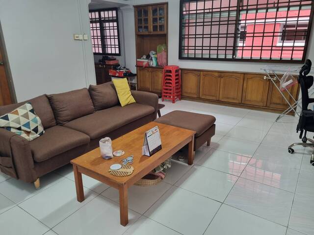 Central Tiong Bahru Road/ Redhill MRT , Nice Clean Share Common Room with AC for Female
