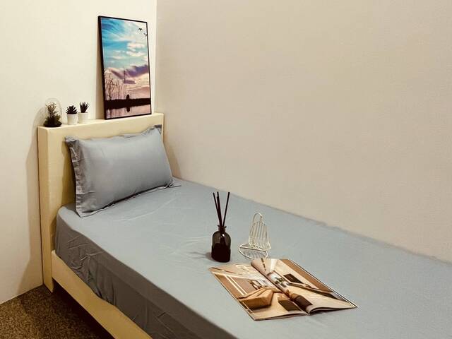 Astoria Park Condo Chic Common Room For Rent (Doorstep to Kembangan MRT - EWL/Green Line)