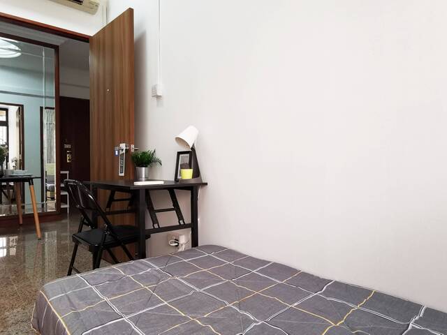 CR2 – Common Room for Rent at Dover Parkview
