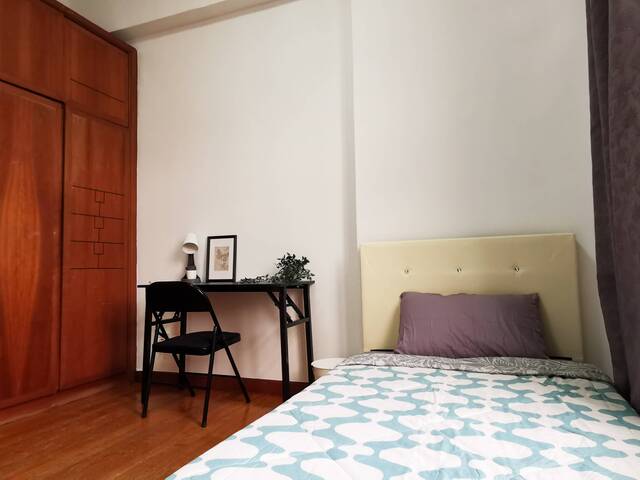 CR4 – Common Room for Rent at Dover Parkview