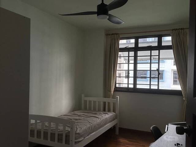 Cozy Common Room - jurong west- super convenient- for professional only