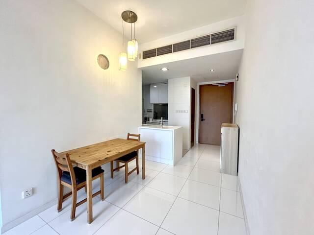 Unblocked 1-bedroom Condo Near King Albert Park MRT and SIM