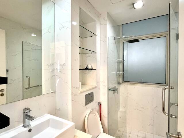 Unblocked 1-bedroom Condo Near King Albert Park MRT and SIM