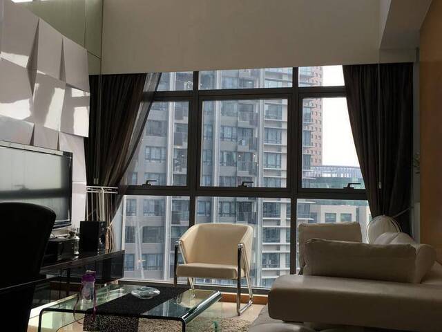 One bedded unit at Icon Residences for rent.