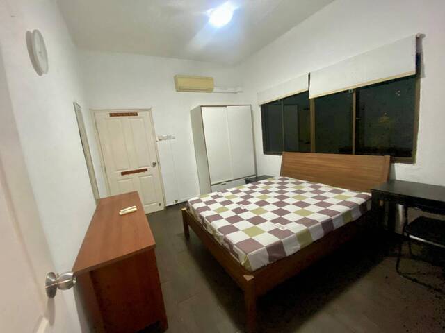 Room for rent / Kembangan / Common room / 1-2 pax stay / Available 11 Nov
