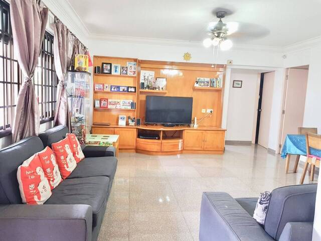 4-Room Flat @ Hougang St 92 BLK 939! NO AGENT FEES!