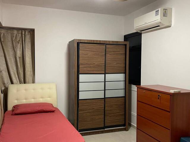 Room with attached bathroom, 2 min walk to Commonwealth MRT (Female only)