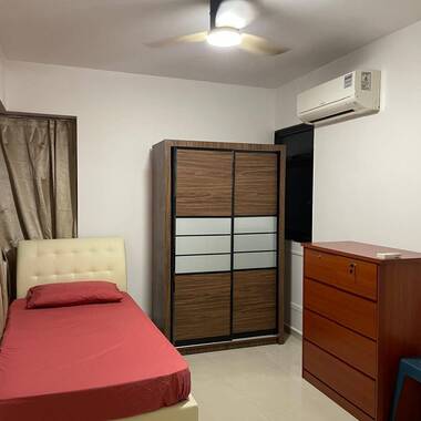 Room with attached bathroom, 2 min walk to Commonwealth MRT (Female only)