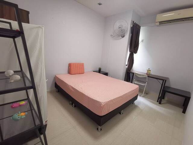Room for rent / Kembangan MRT / Common room / 1pax stay / Available Immediately