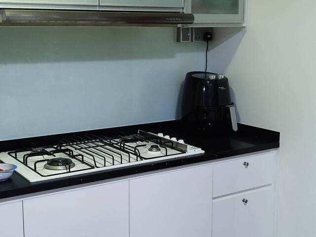 ROOM IN CENTRAL GROVE CONDO FOR RENT