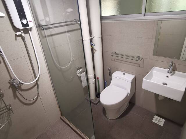 Room for rent / Jurong East / Common room / 1-2 pax stay / Available NOV 12