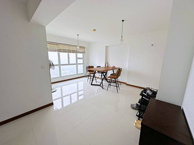 Near Queenstown MRT, high floor HDB flat with 3 rooms, unblocked greenery view
